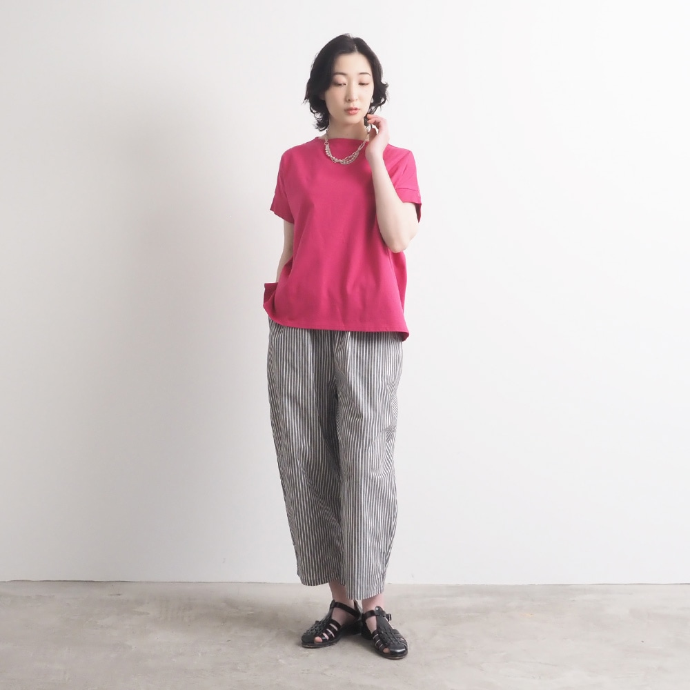 サマームラデニムストライプ エッグパンツ　パンツを着た女性の全身