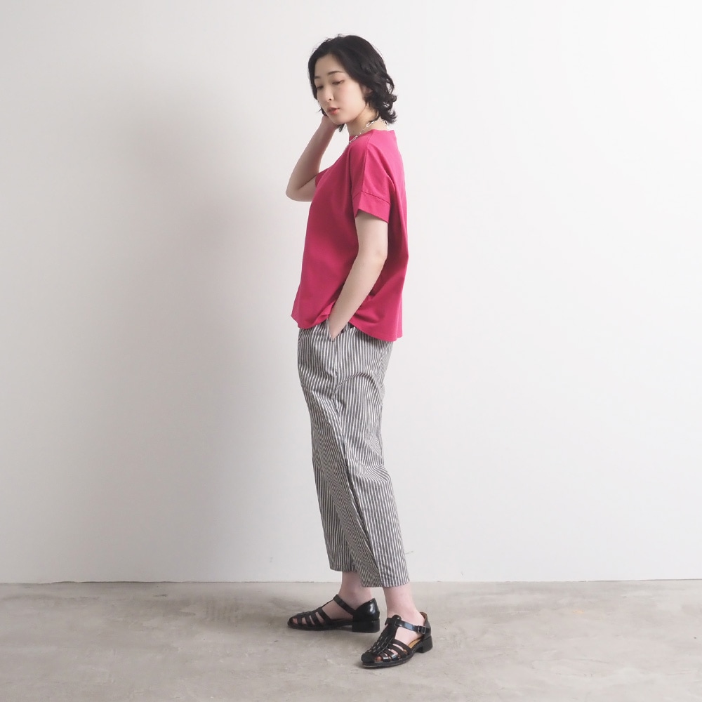 サマームラデニムストライプ エッグパンツ　パンツを着た女性の全身