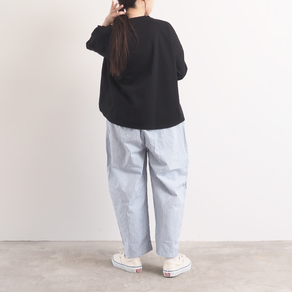 サマームラデニムストライプ エッグパンツ　パンツを着た女性の全身