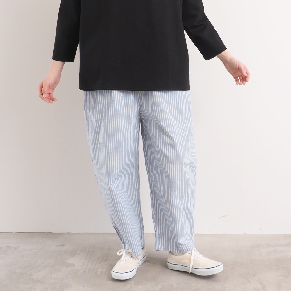 サマームラデニムストライプ エッグパンツ　パンツを着た女性の全身