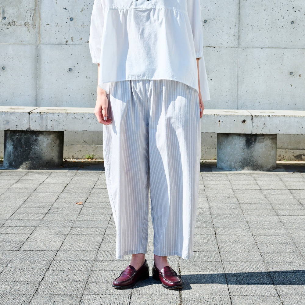 サマームラデニムストライプ エッグパンツ　パンツを着た女性の正面