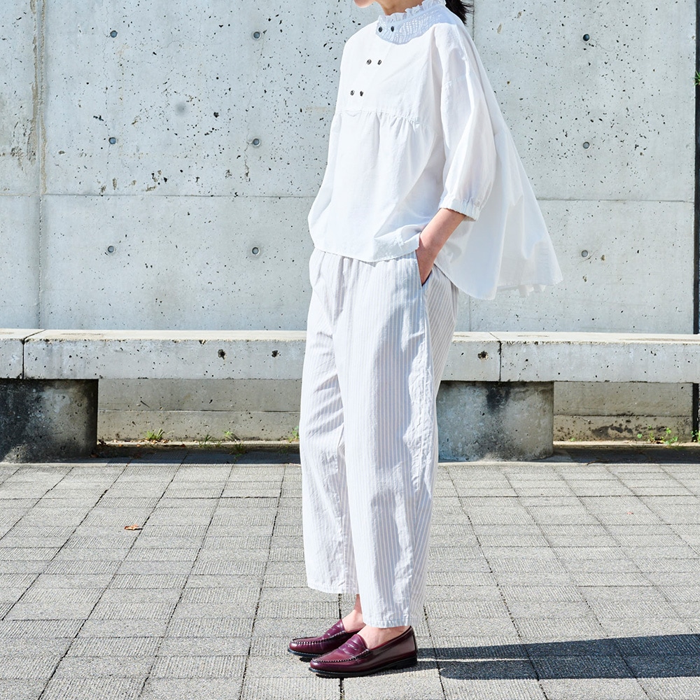 サマームラデニムストライプ エッグパンツ　パンツを着た女性の正面
