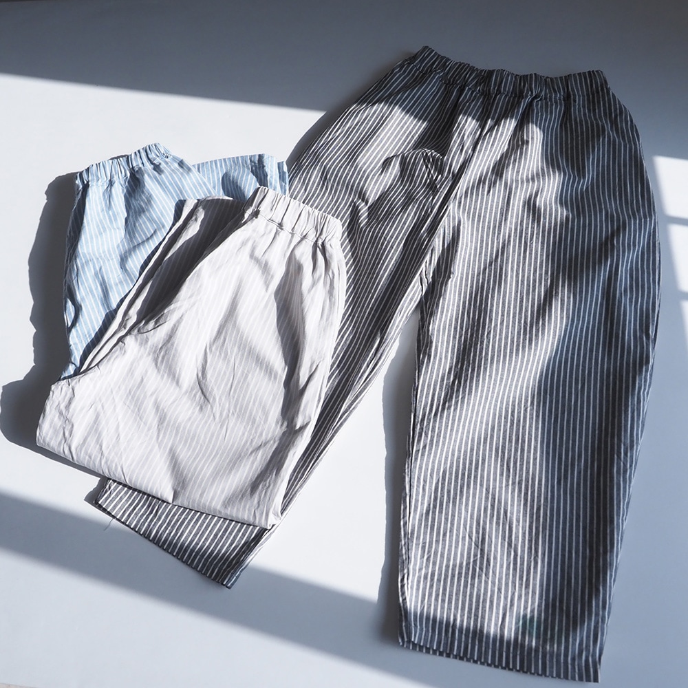 サマームラデニムストライプ エッグパンツ　パンツを着た女性の正面