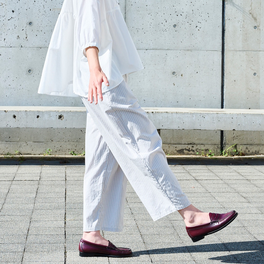 サマームラデニムストライプ エッグパンツ　パンツを着た女性の正面