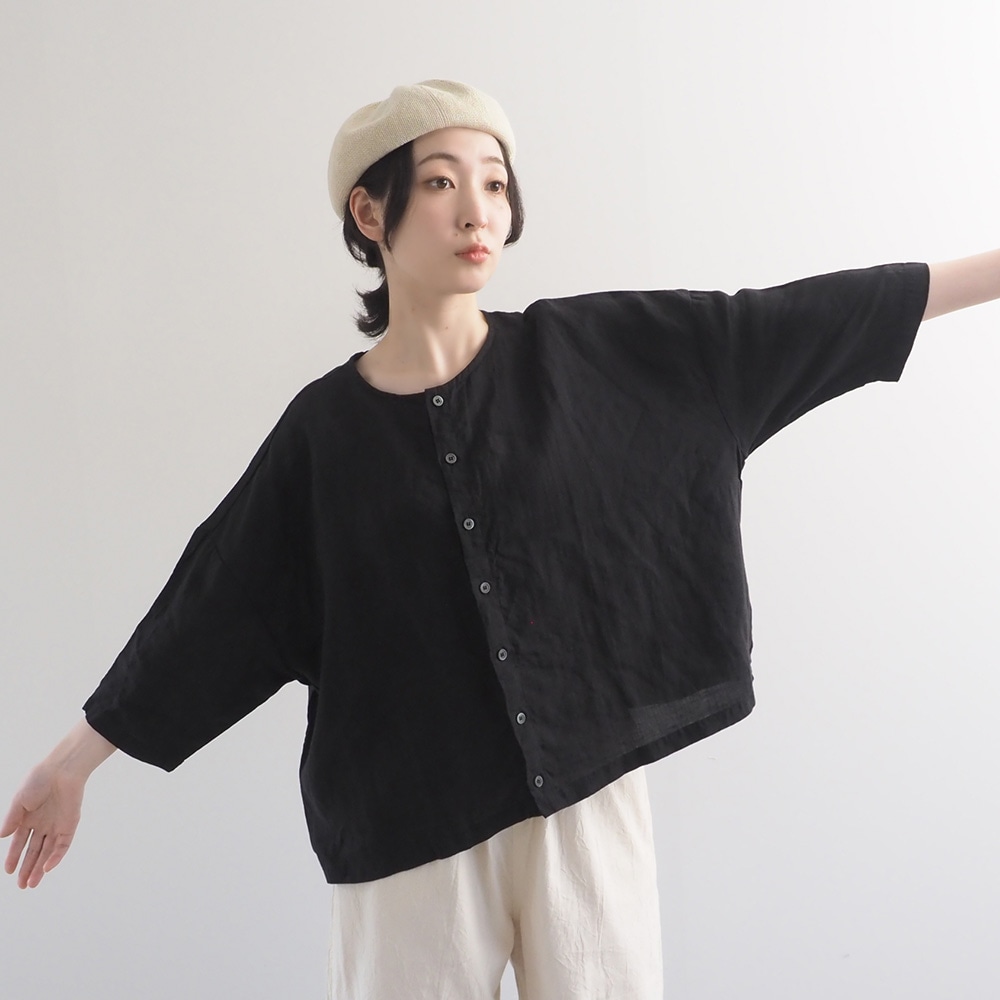 60フレンチリネン ワイドブラウス　ブラウスを着た女性の全身