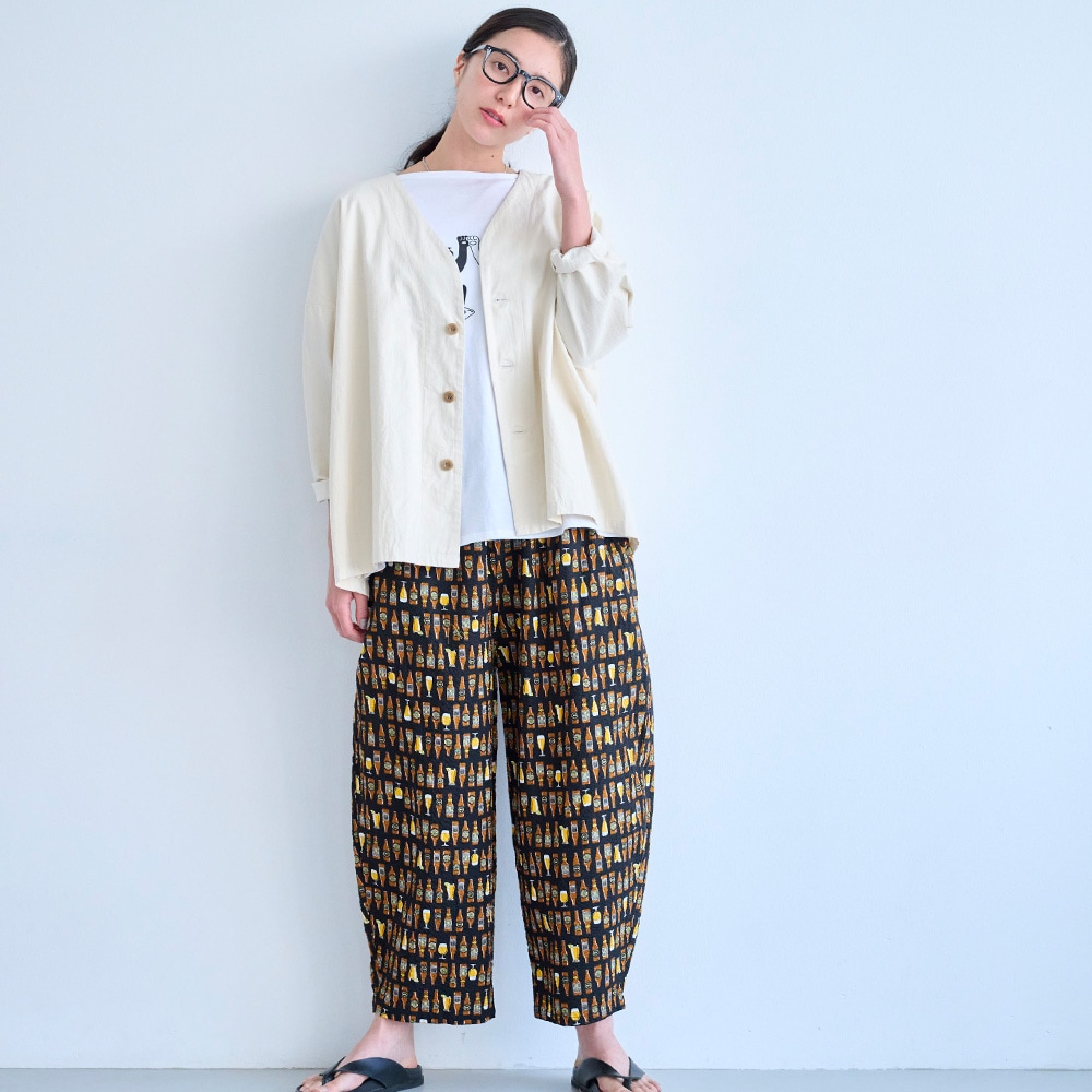 リップルクロスSUMMER HOP エッグパンツ　パンツを着た女性の全身
