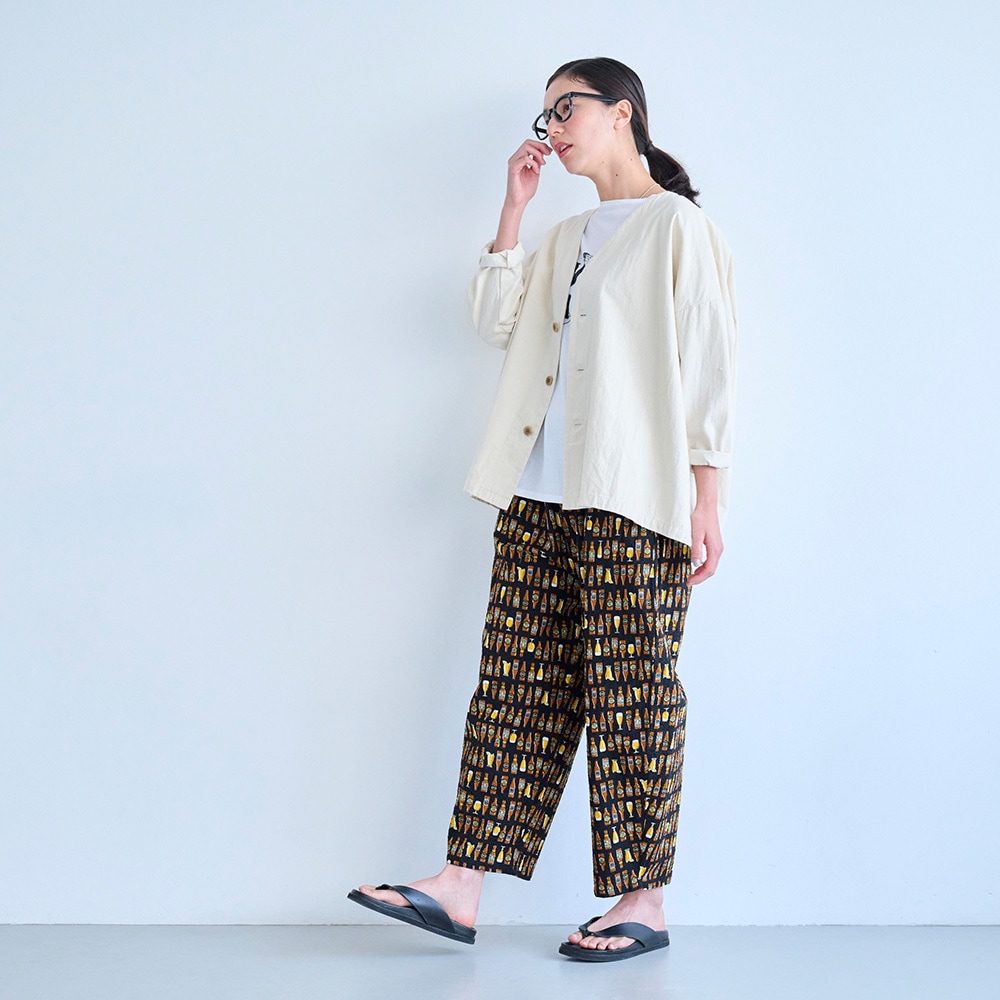 リップルクロスSUMMER HOP エッグパンツ　パンツを着た女性の全身