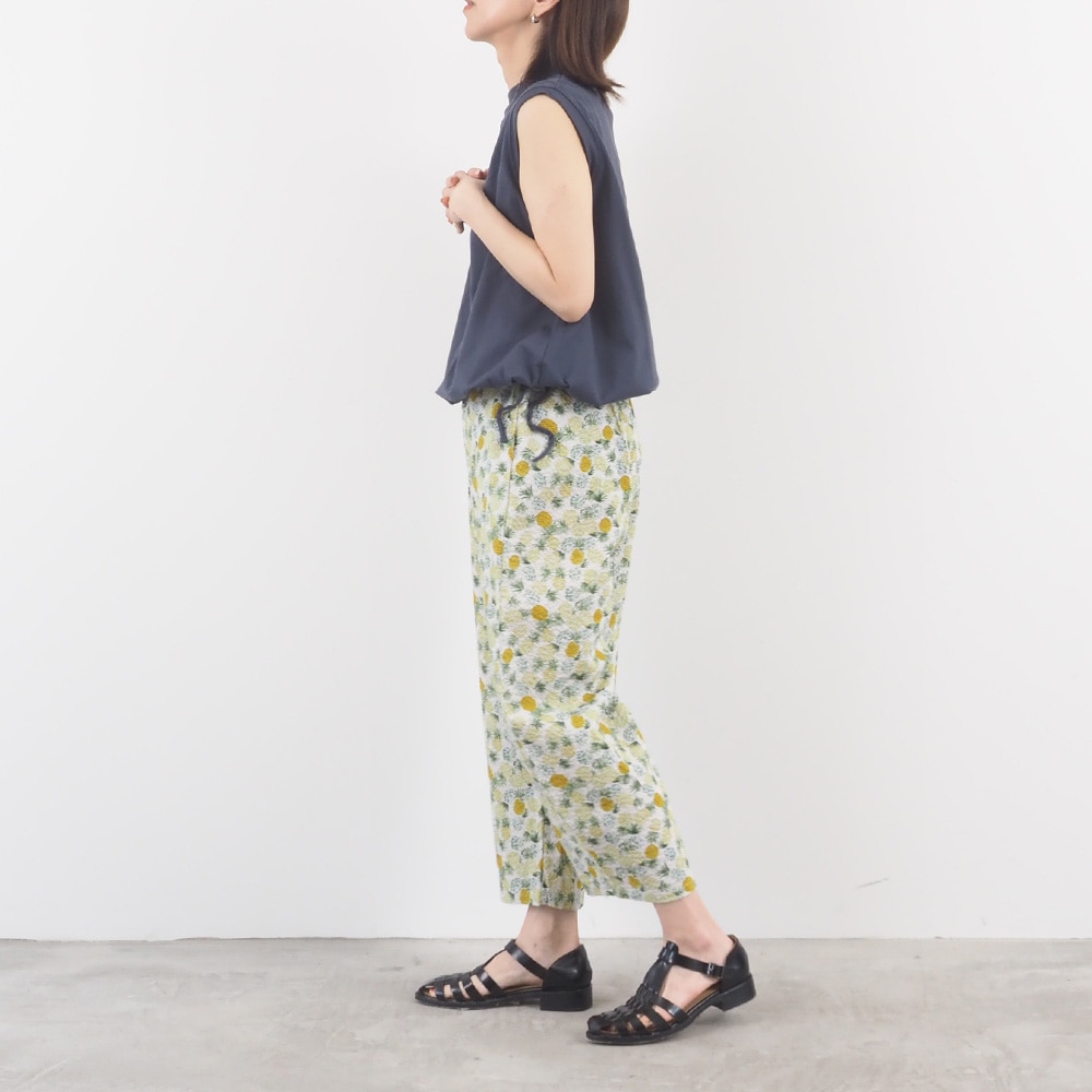 リップルクロスSUMMER HOP エッグパンツ　パンツを着た女性の全身