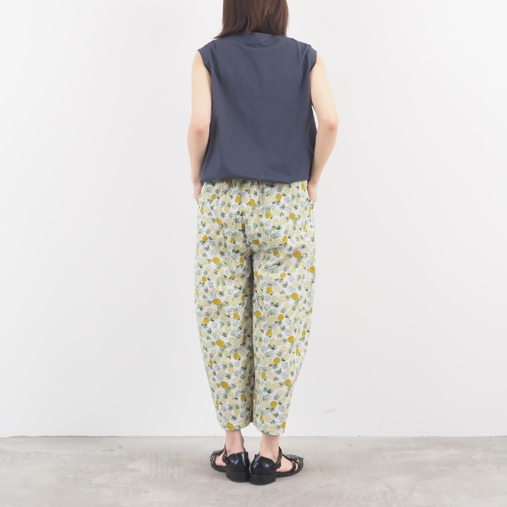 リップルクロスSUMMER HOP エッグパンツ　パンツを着た女性の全身