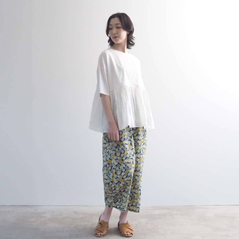 リップルクロスSUMMER HOP エッグパンツ　パンツを着た女性の全身