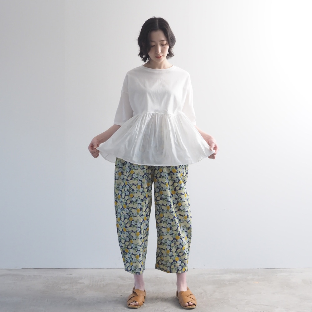 リップルクロスSUMMER HOP エッグパンツ　パンツを着た女性の全身