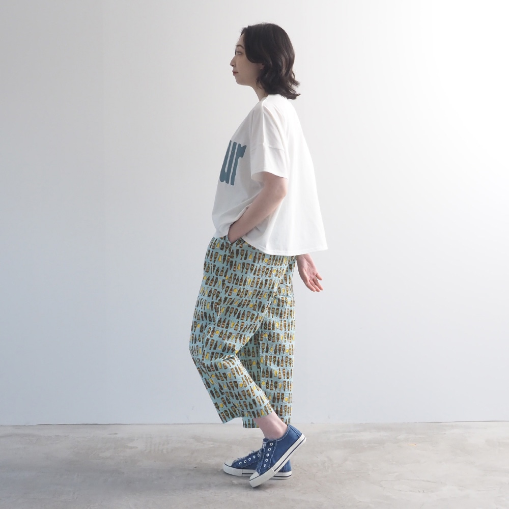 リップルクロスSUMMER HOP エッグパンツ　パンツを着た女性の全身
