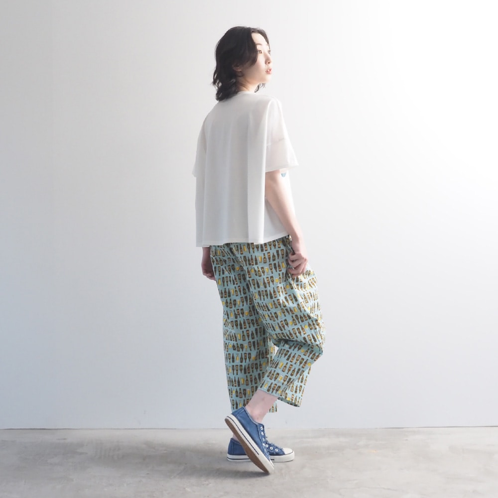 リップルクロスSUMMER HOP エッグパンツ　パンツを着た女性の全身
