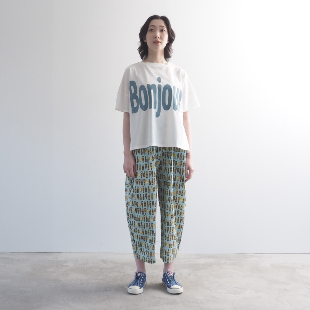 リップルクロスSUMMER HOP エッグパンツ　パンツを着た女性の全身