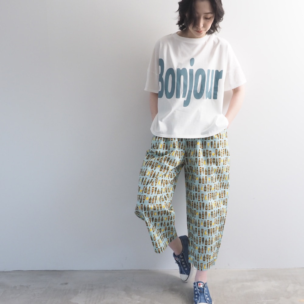 リップルクロスSUMMER HOP エッグパンツ　パンツを着た女性の正面