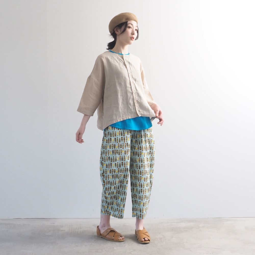 リップルクロスSUMMER HOP エッグパンツ　パンツを着た女性の全身