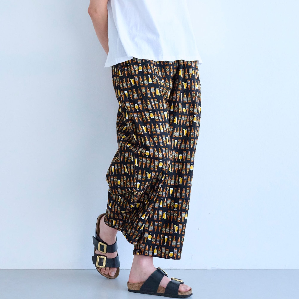 リップルクロスSUMMER HOP エッグパンツ　パンツを着た女性の正面