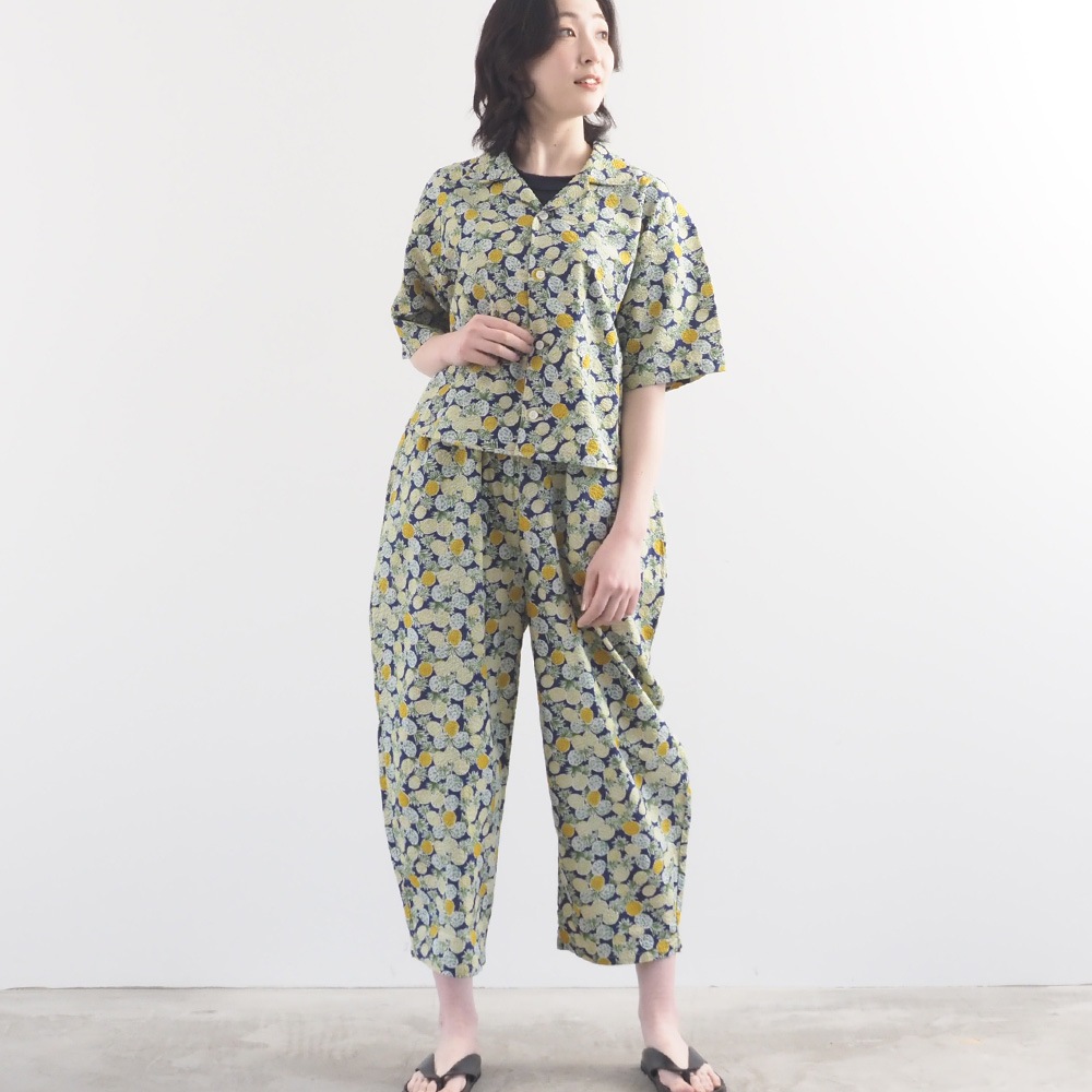リップルクロスSUMMER HOP エッグパンツ　パンツを着た女性の正面