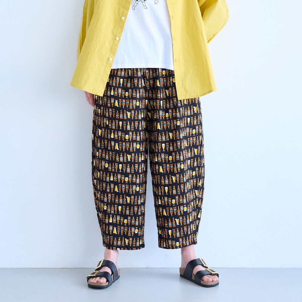 リップルクロスSUMMER HOP エッグパンツ　パンツを着た女性の正面