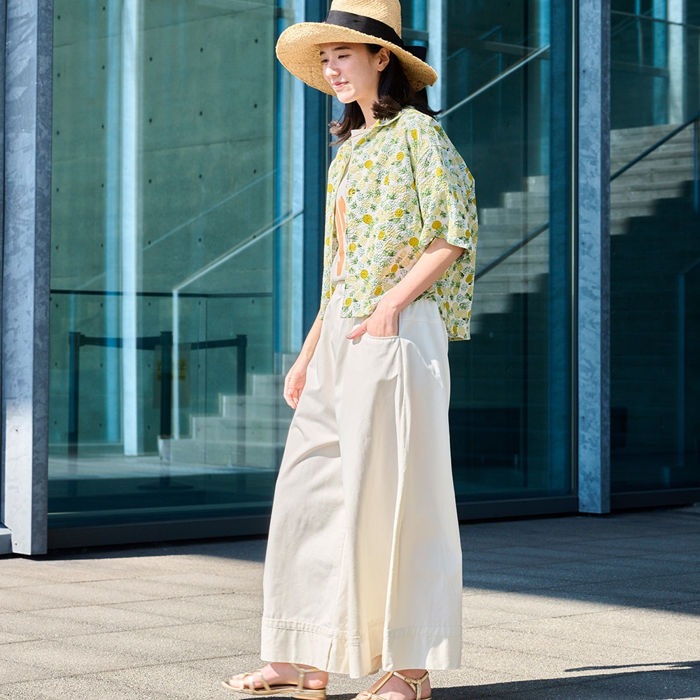 リップルクロスSUMMER HOP　オープンカラーシャツ　シャツを着た女性の全身