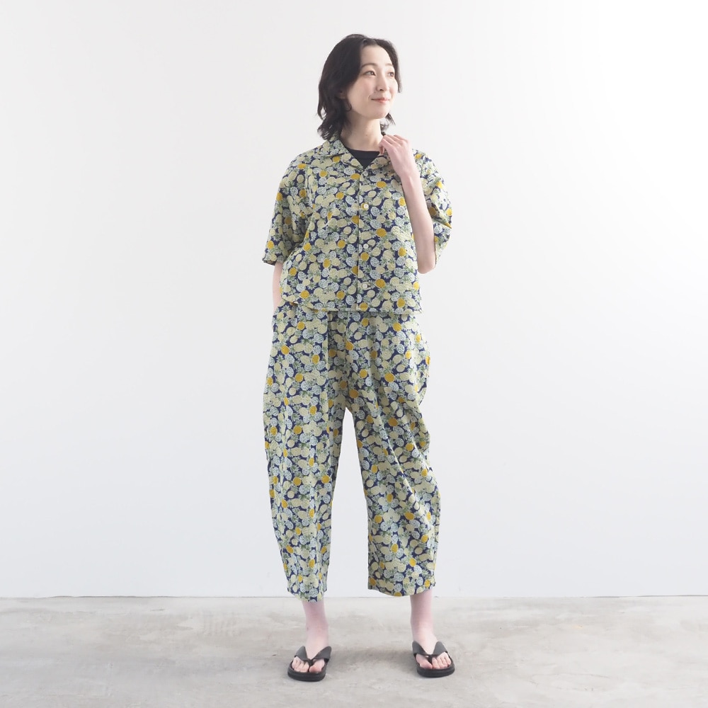 リップルクロスSUMMER HOP　オープンカラーシャツ　シャツを着た女性の全身