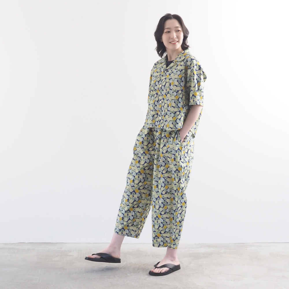 リップルクロスSUMMER HOP　オープンカラーシャツ　シャツを着た女性の全身