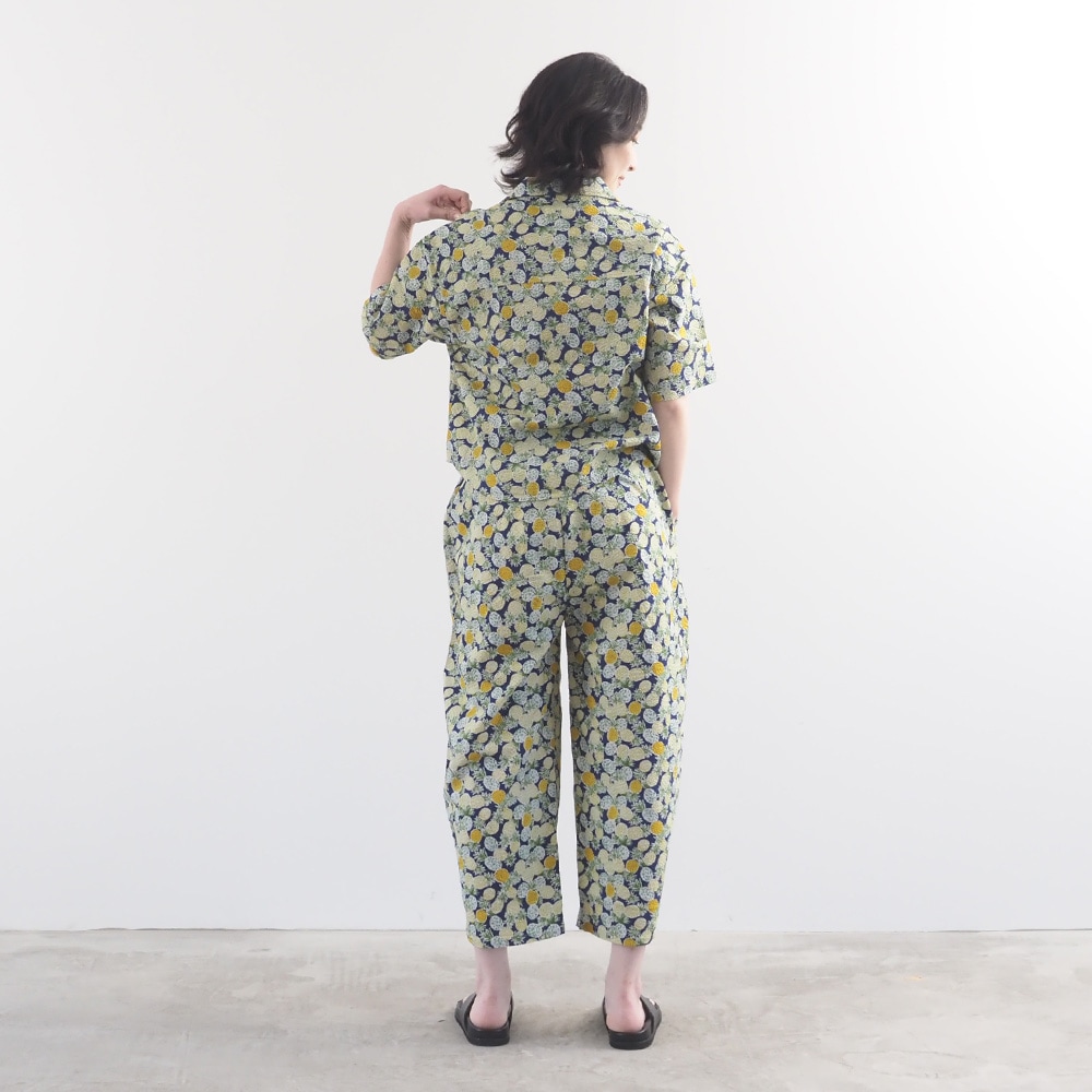 リップルクロスSUMMER HOP　オープンカラーシャツ　シャツを着た女性の全身