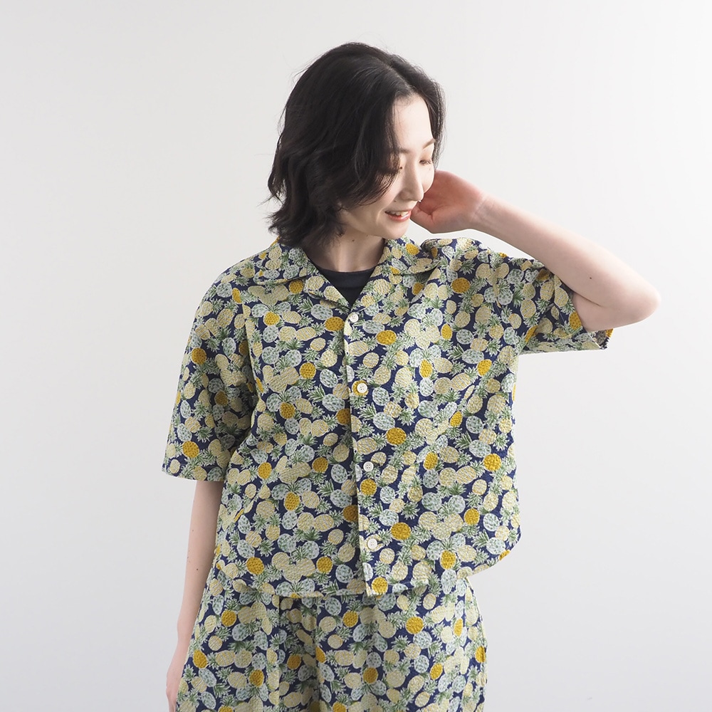 リップルクロスSUMMER HOP　オープンカラーシャツ　シャツを着た女性の全身