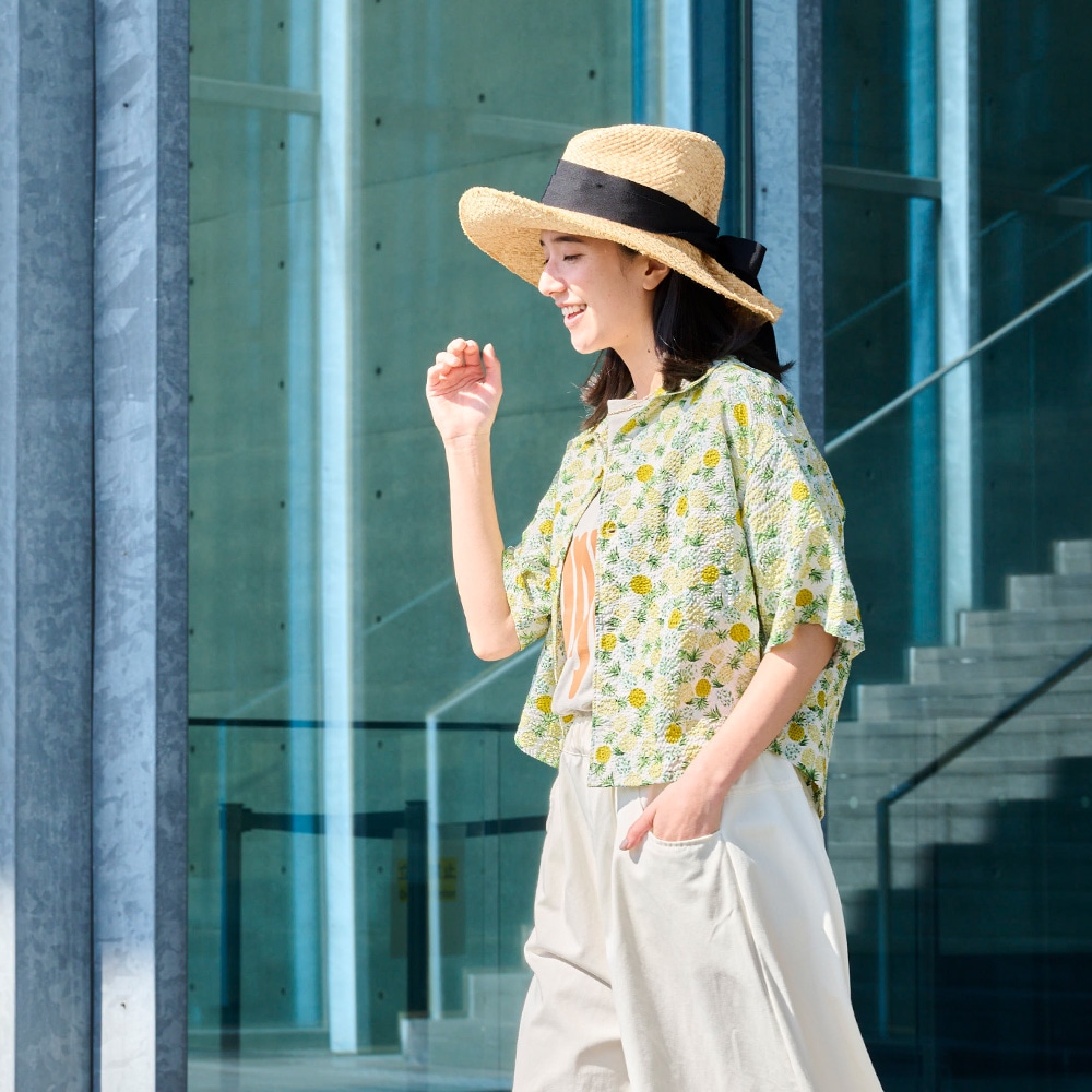 リップルクロスSUMMER HOP　オープンカラーシャツ　シャツを着た女性の正面