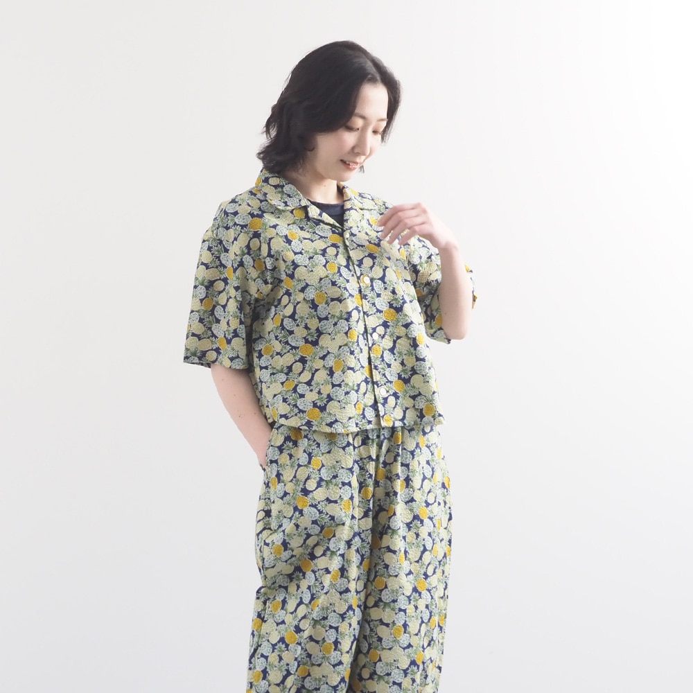 リップルクロスSUMMER HOP　オープンカラーシャツ　シャツを着た女性の正面