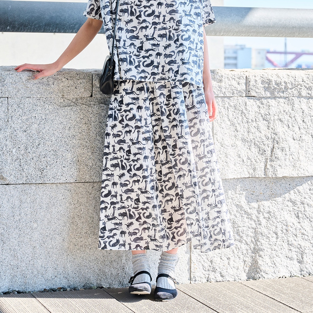 60ローン猫プリント フレアスカート　スカートを着た女性の正面