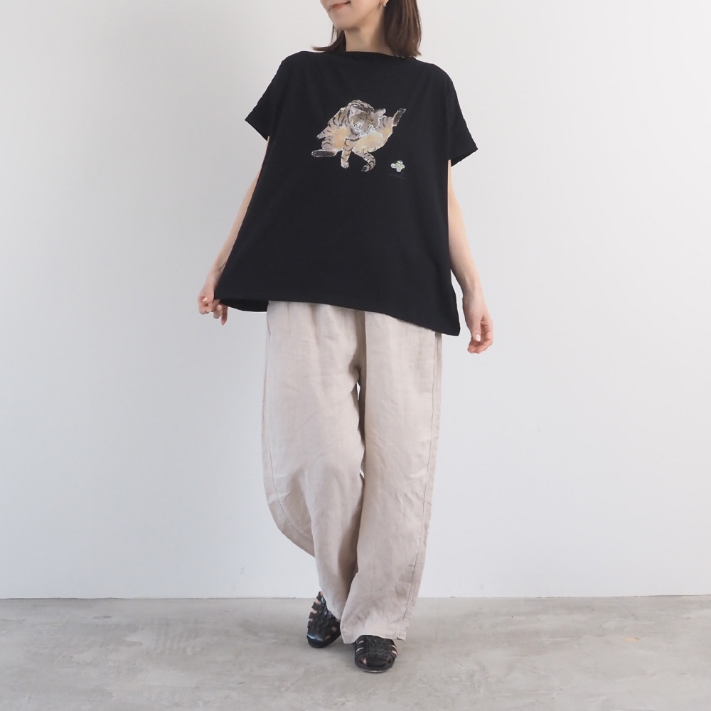 ナチュラルソフト天竺 ぺろりねこコンフィーシャツ　Tシャツを着た女性の全身