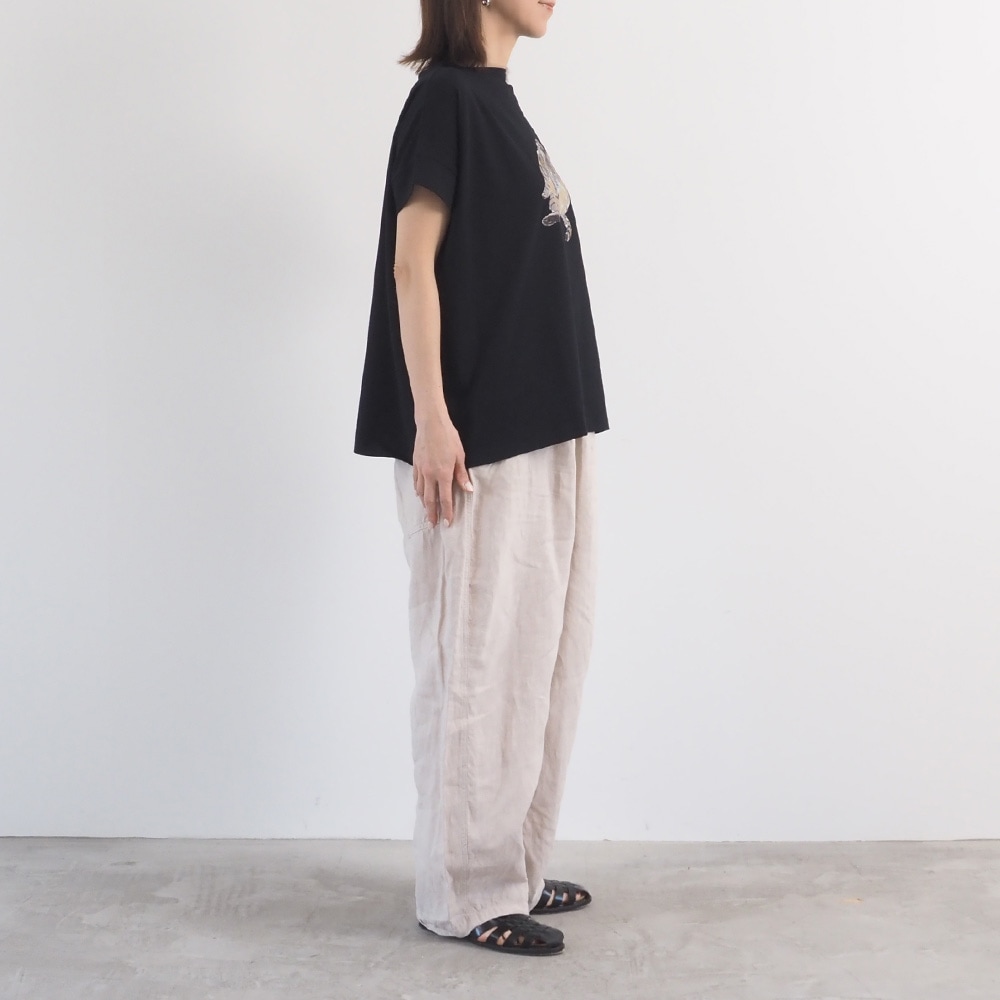 ナチュラルソフト天竺 ぺろりねこコンフィーシャツ　Tシャツを着た女性の全身