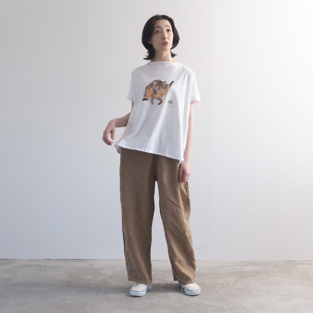 ナチュラルソフト天竺 ぺろりねこコンフィーシャツ　Tシャツを着た女性の全身