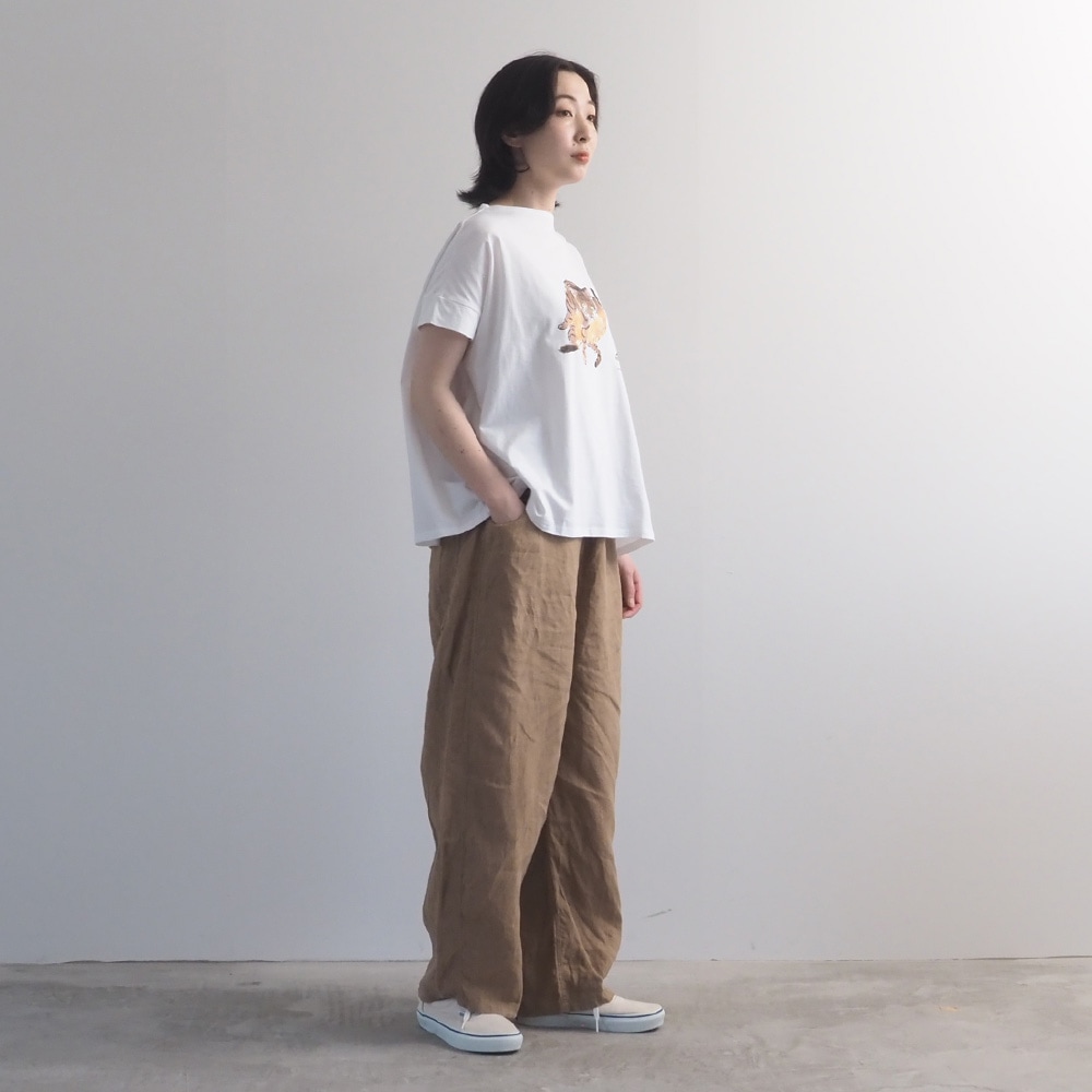 ナチュラルソフト天竺 ぺろりねこコンフィーシャツ　Tシャツを着た女性の全身
