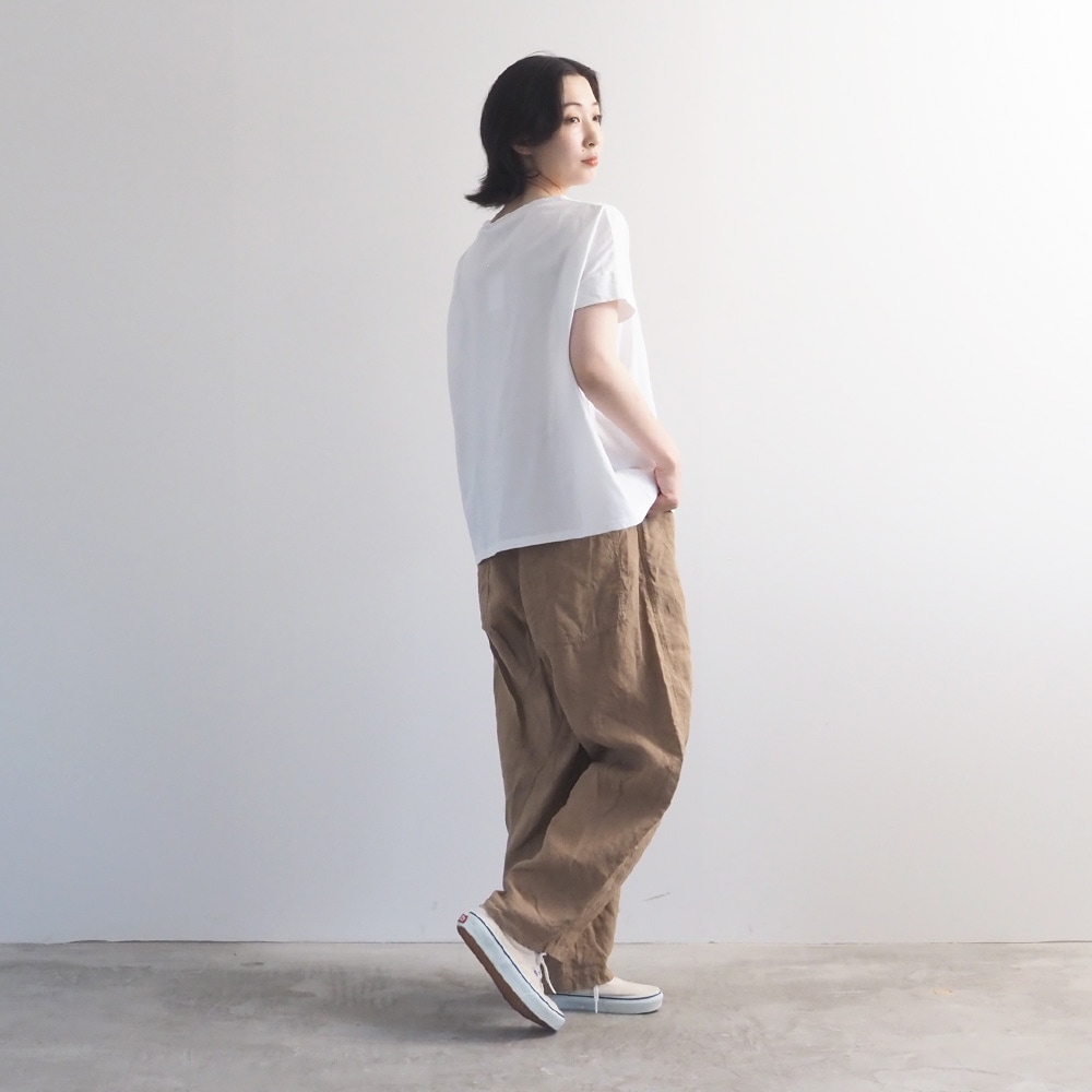 ナチュラルソフト天竺 ぺろりねこコンフィーシャツ　Tシャツを着た女性の全身