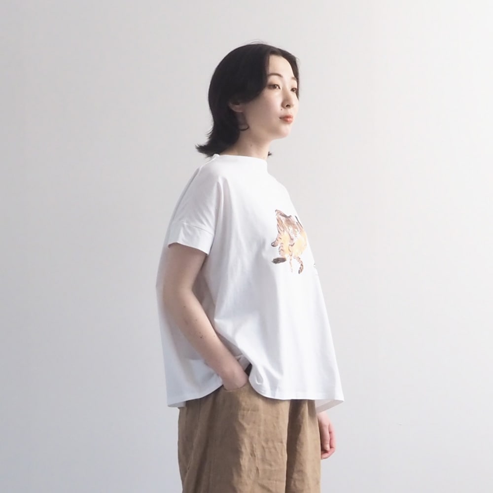 ナチュラルソフト天竺 ぺろりねこコンフィーシャツ　Tシャツを着た女性の正面