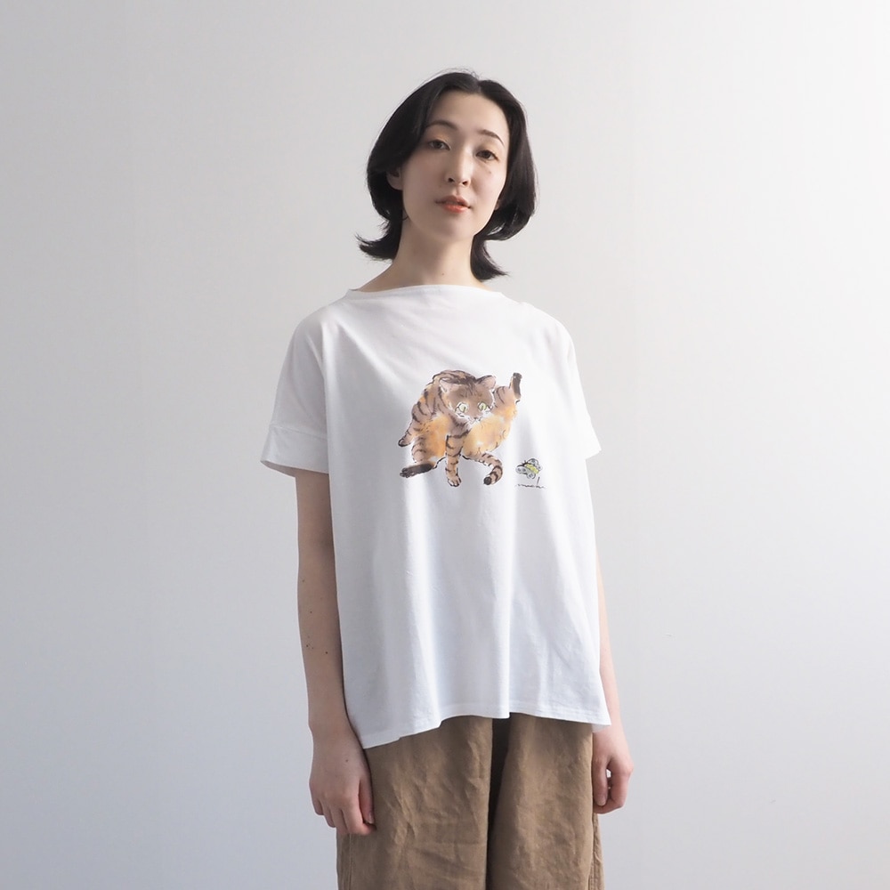 ナチュラルソフト天竺 ぺろりねこコンフィーシャツ　Tシャツを着た女性の正面