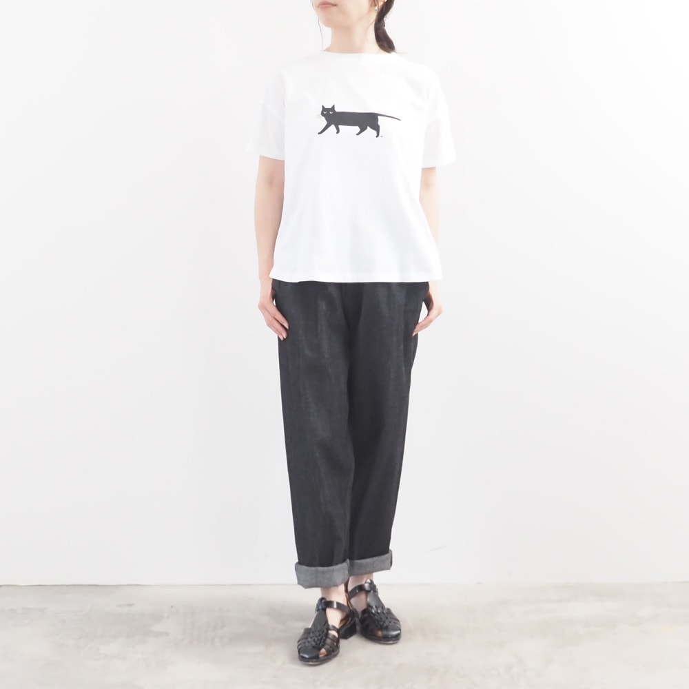 ナチュラルソフト天竺 くろねこシャツ　Tシャツを着た女性の全身