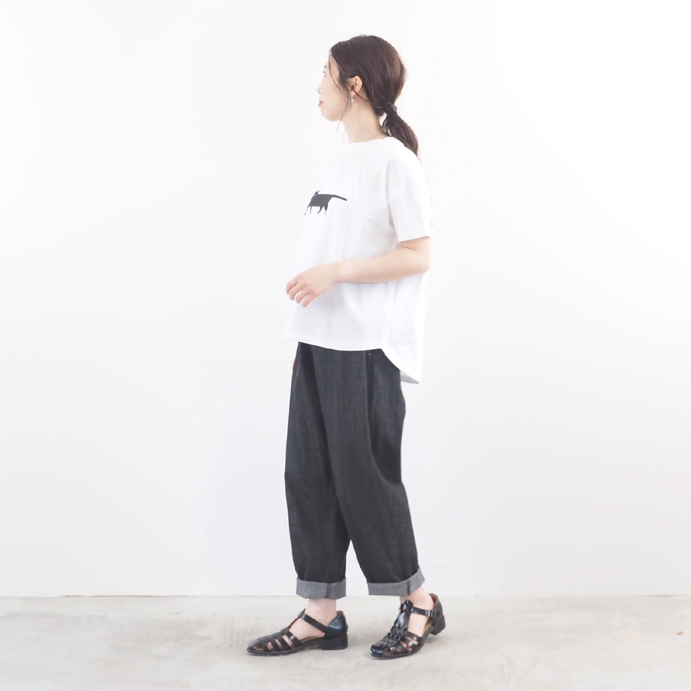 ナチュラルソフト天竺 くろねこシャツ　Tシャツを着た女性の全身