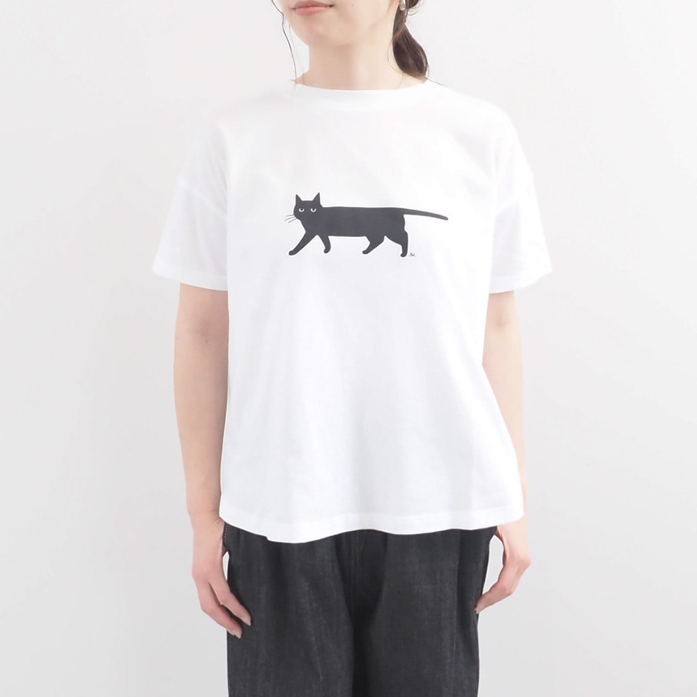 ナチュラルソフト天竺 くろねこシャツ　Tシャツを着た女性の全身
