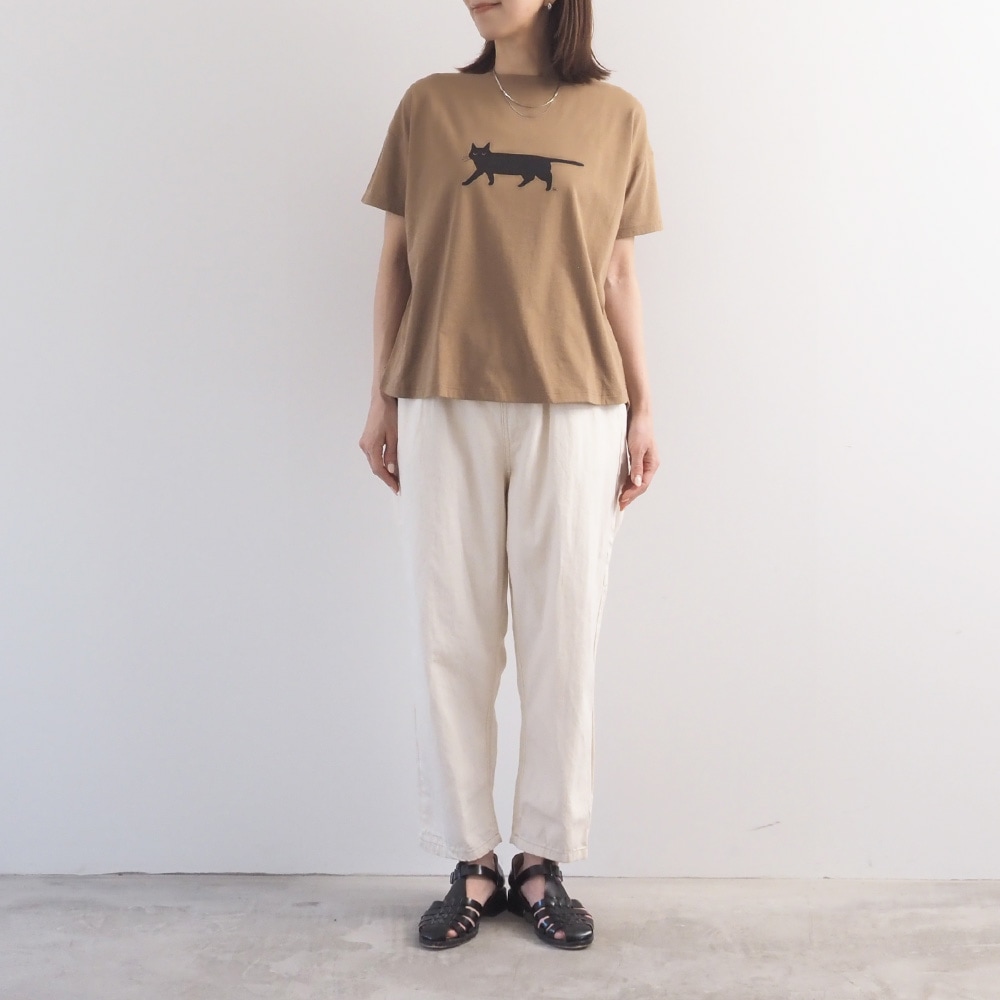 ナチュラルソフト天竺 くろねこシャツ　Tシャツを着た女性の全身