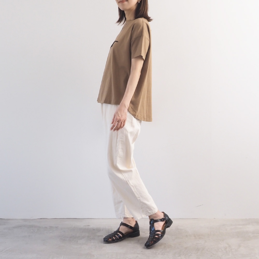 ナチュラルソフト天竺 くろねこシャツ　Tシャツを着た女性の全身