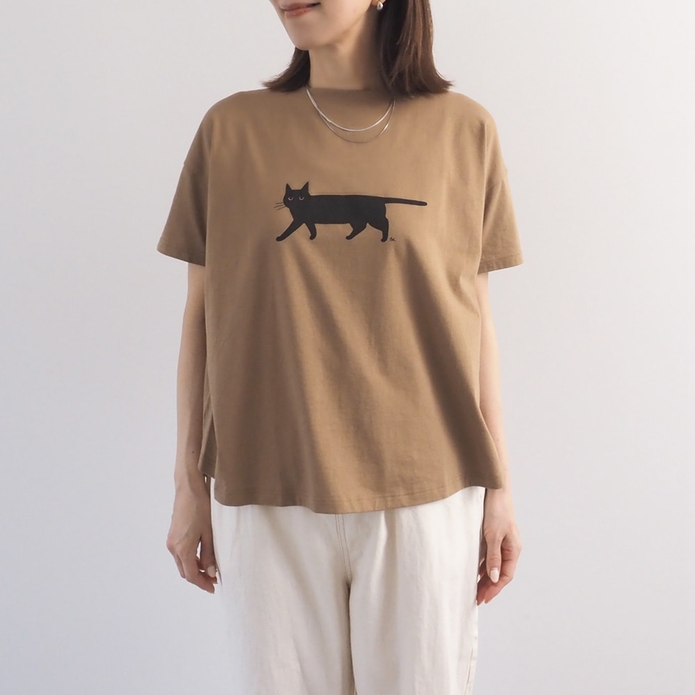 ナチュラルソフト天竺 くろねこシャツ　Tシャツを着た女性の全身