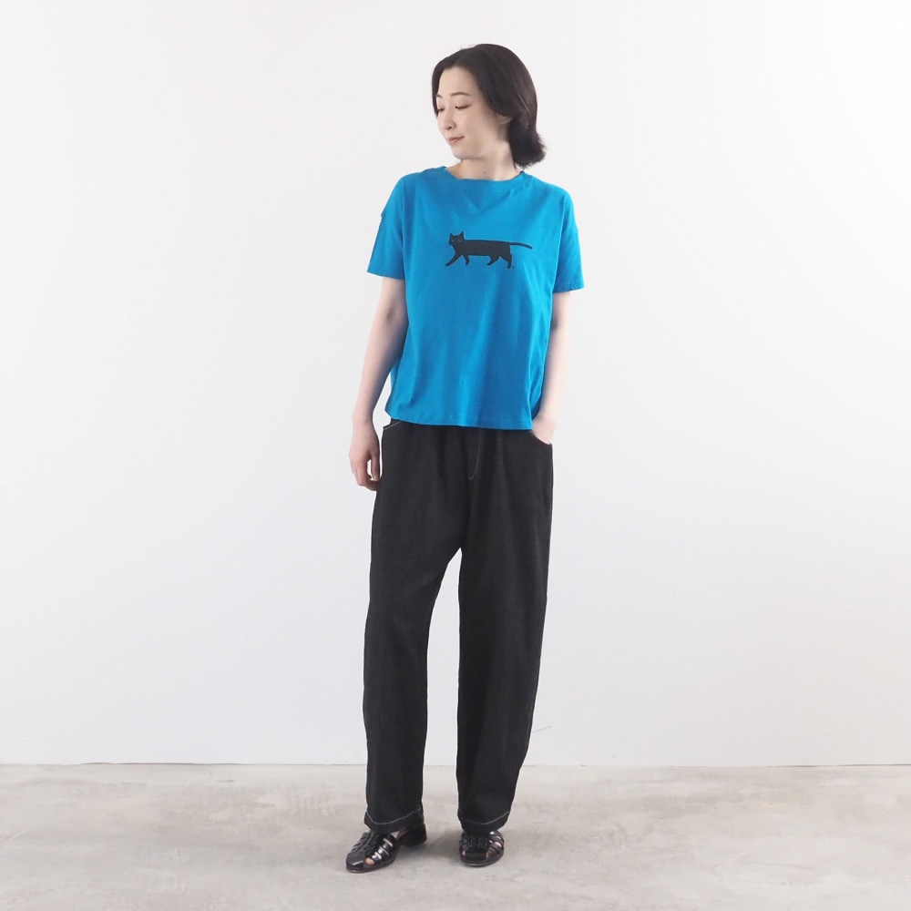 ナチュラルソフト天竺 くろねこシャツ　Tシャツを着た女性の全身