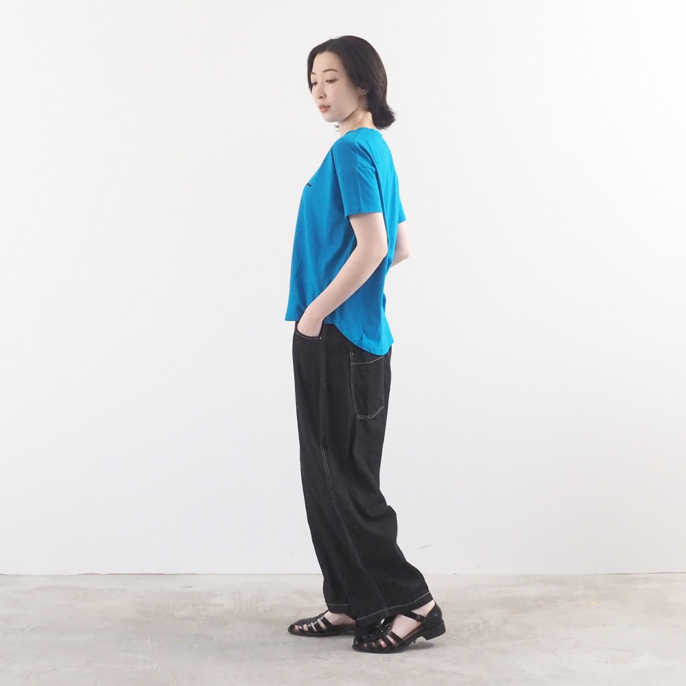 ナチュラルソフト天竺 くろねこシャツ　Tシャツを着た女性の全身