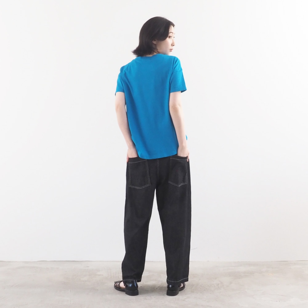 ナチュラルソフト天竺 くろねこシャツ　Tシャツを着た女性の全身