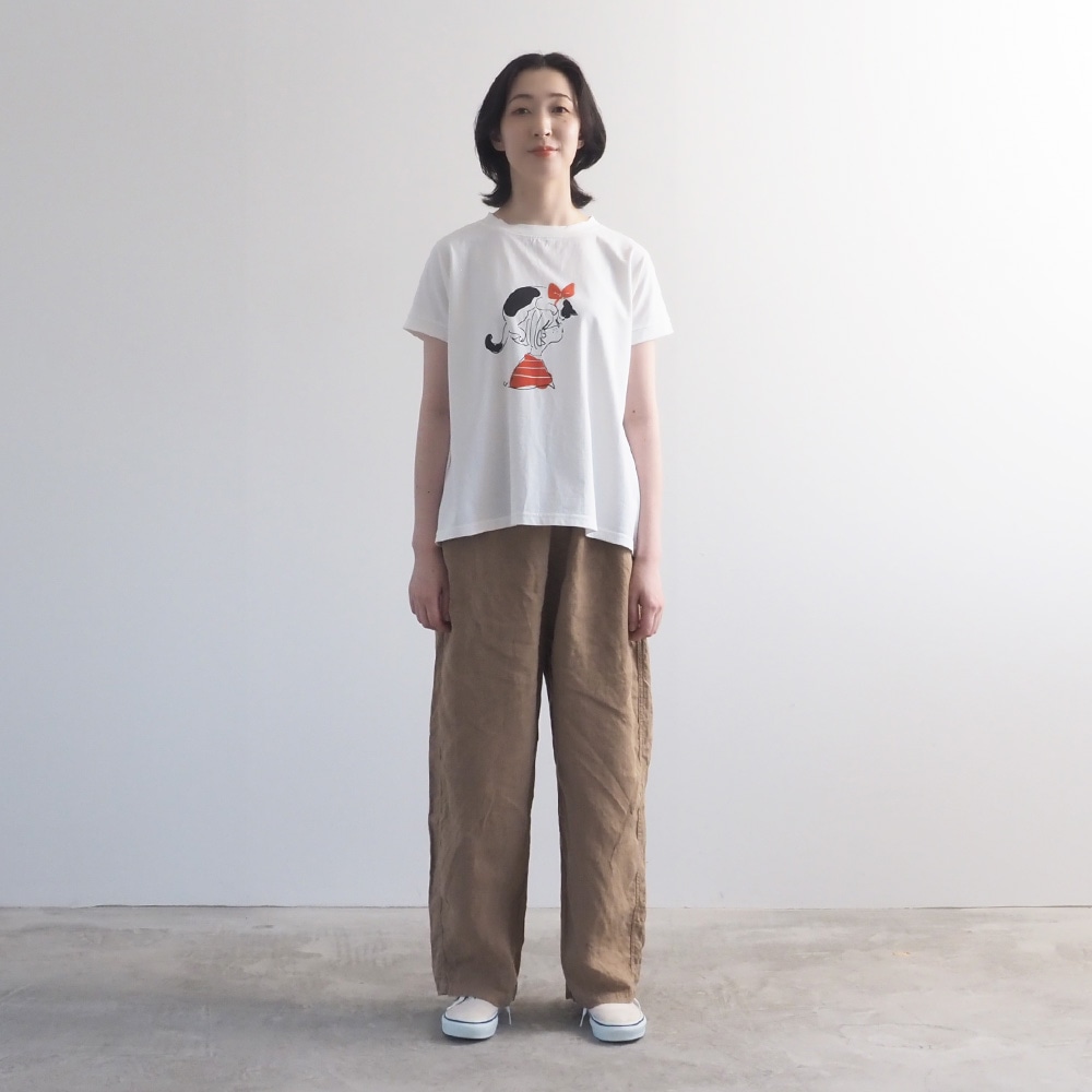 コンパクト天竺 おそろいのふたりミナミシャツ　Tシャツを着た女性の全身