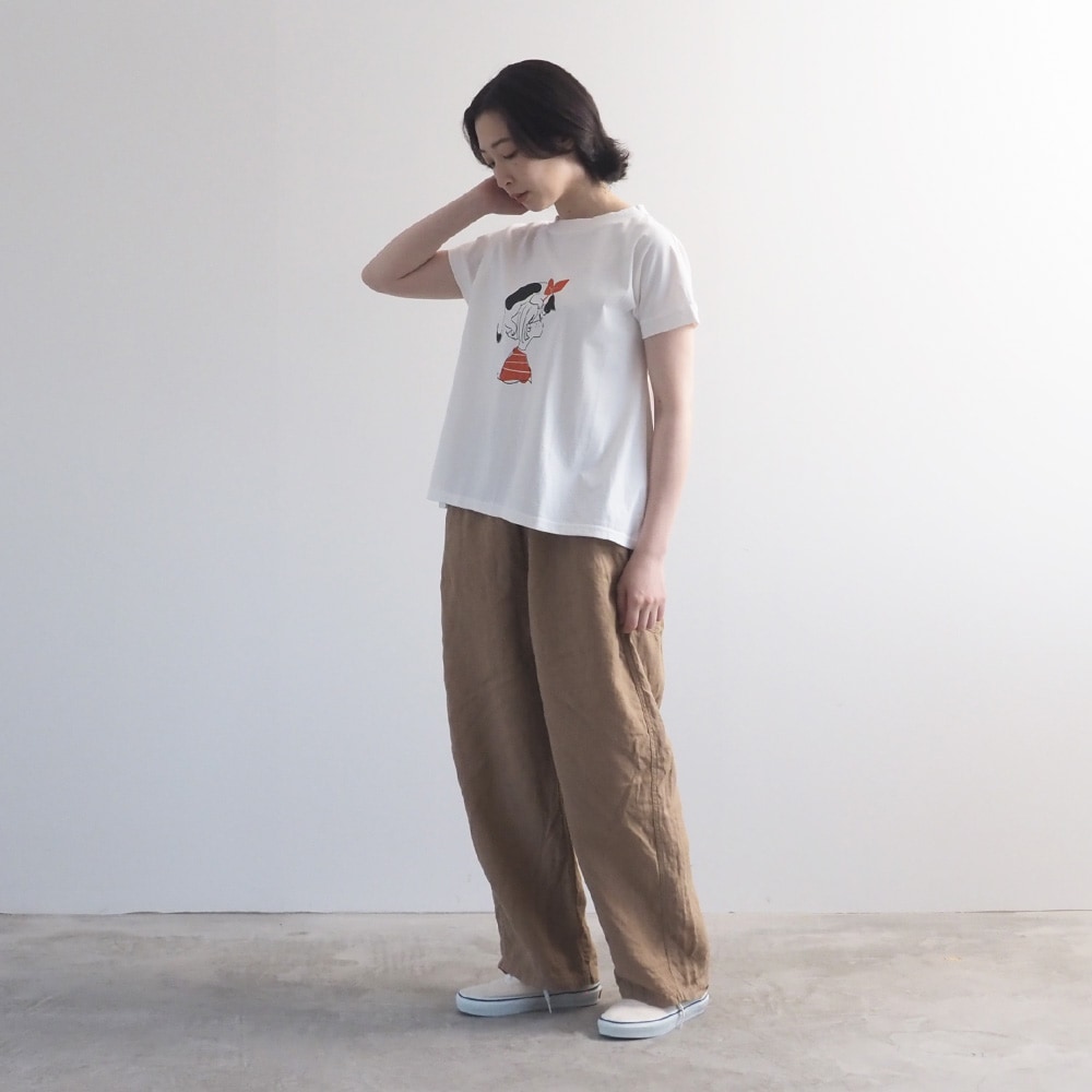 コンパクト天竺 おそろいのふたりミナミシャツ　Tシャツを着た女性の全身