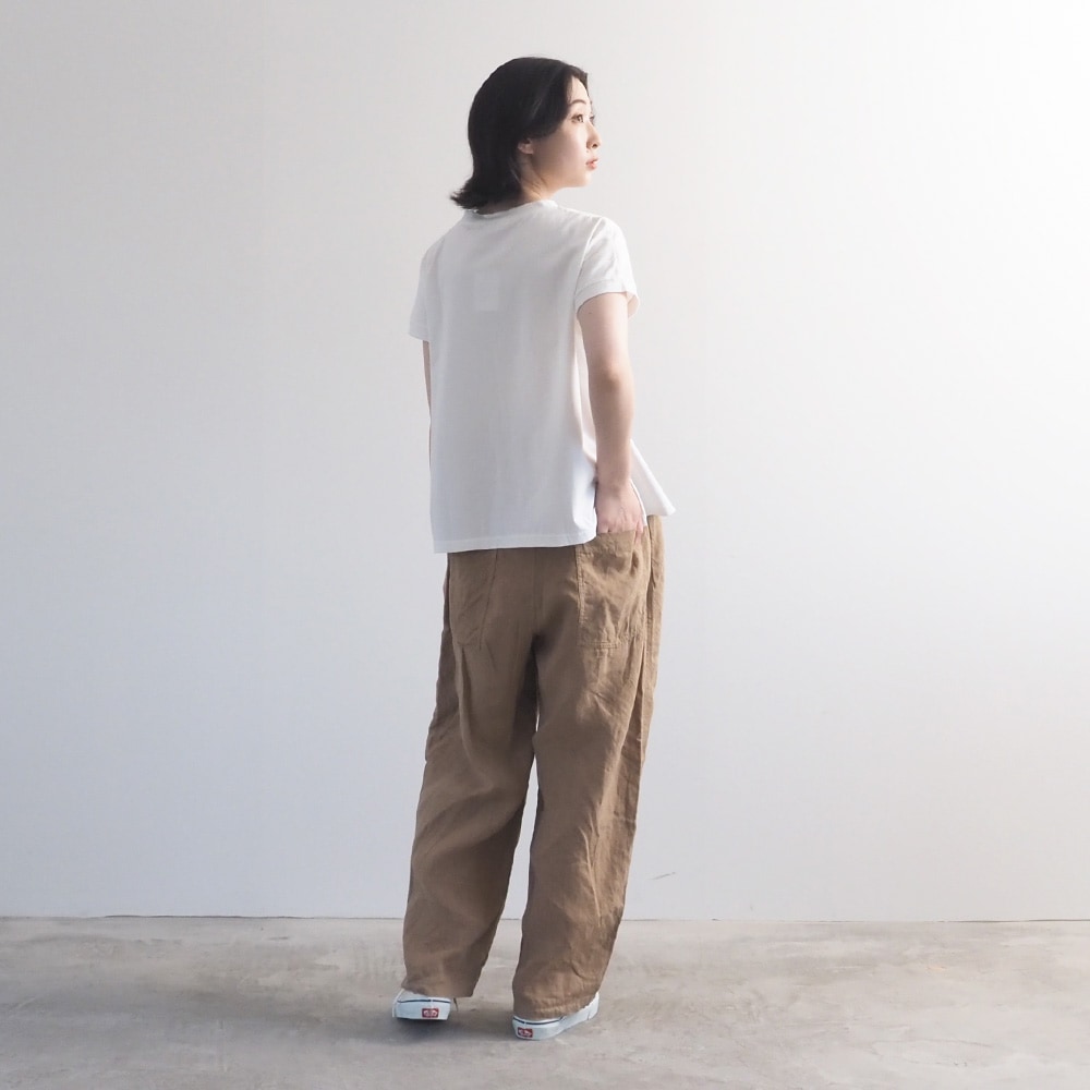 コンパクト天竺 おそろいのふたりミナミシャツ　Tシャツを着た女性の全身